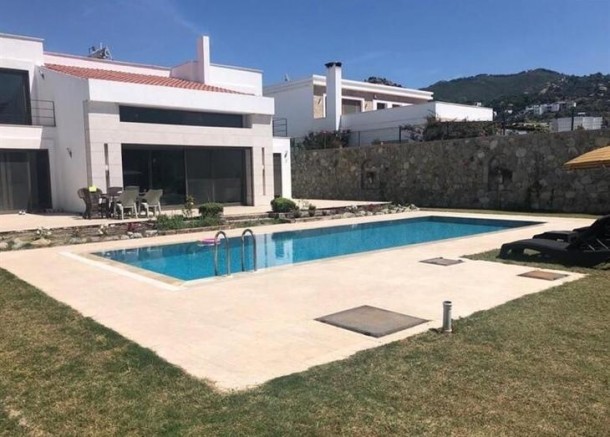 Müğənni borclarına görə evini satır - FOTO